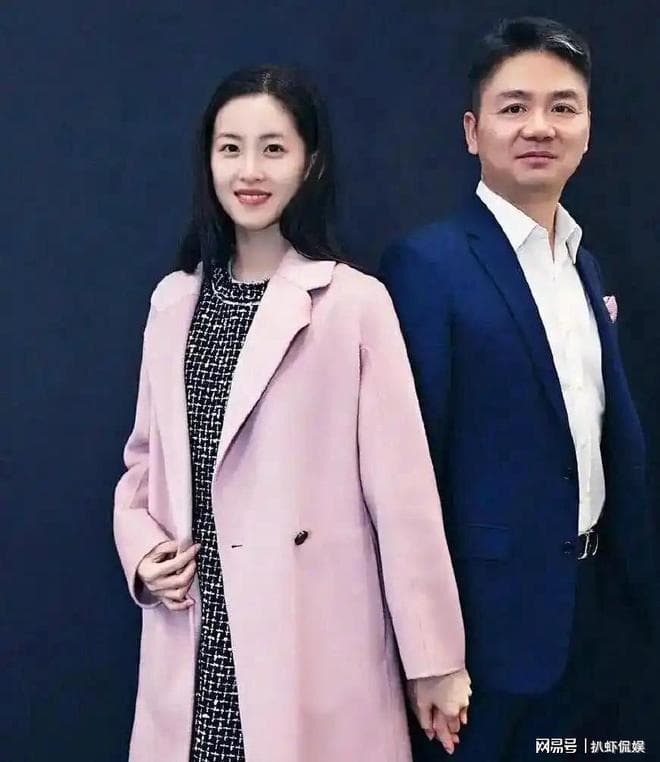 劉強東夫婦巴黎街頭被偶遇，夫妻倆一前一後無交集，章澤天好時尚